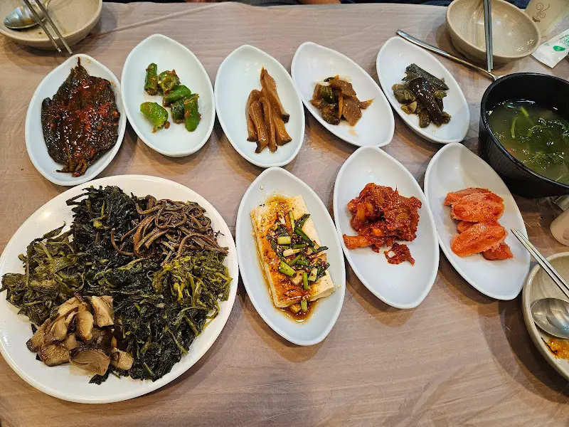 다채로운 나물 반찬들이 가득 차려진 테이블