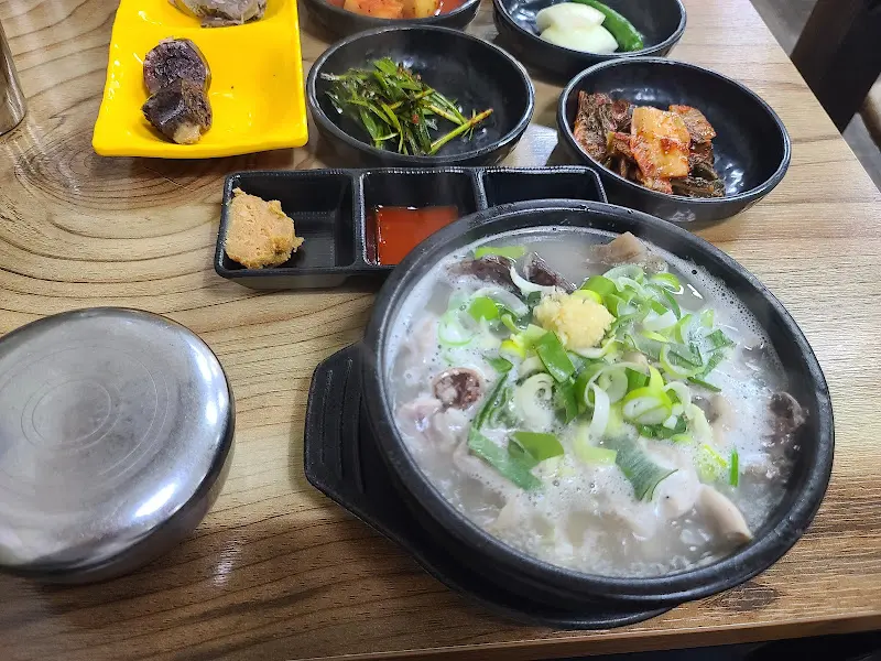 푸짐한 밑반찬과 국밥