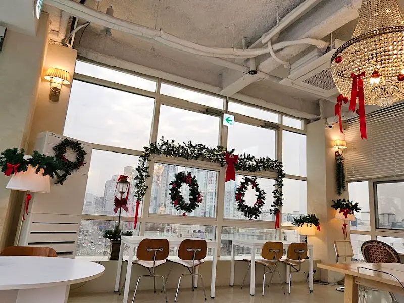 샹들리에와 창밖 풍경