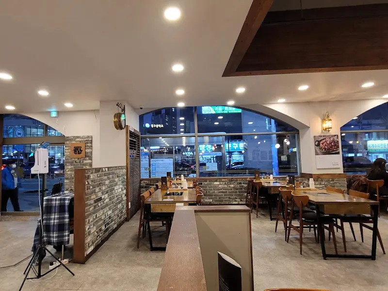 넓고 쾌적한 이을감자탕 내부