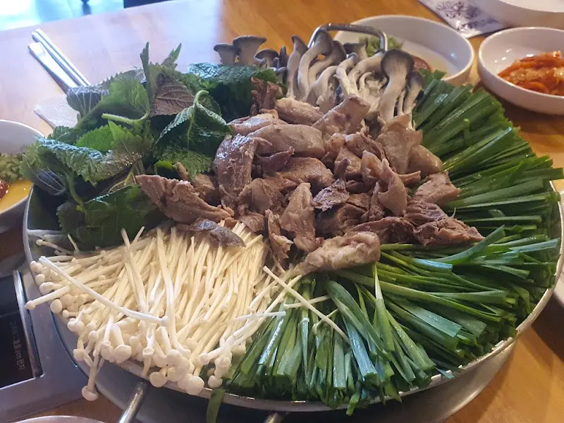 신선한 야채와 염소고기의 조화