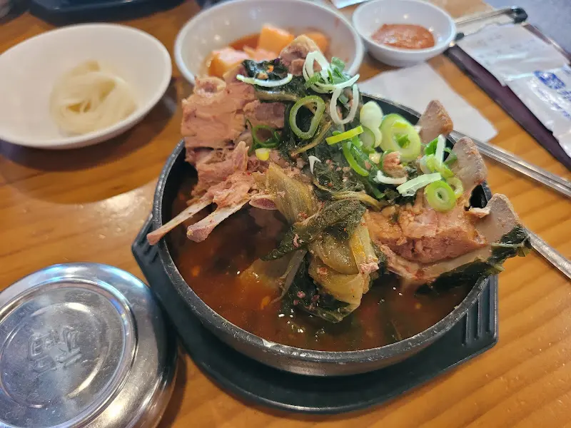 뼈다귀 해장국과 김치의 조화