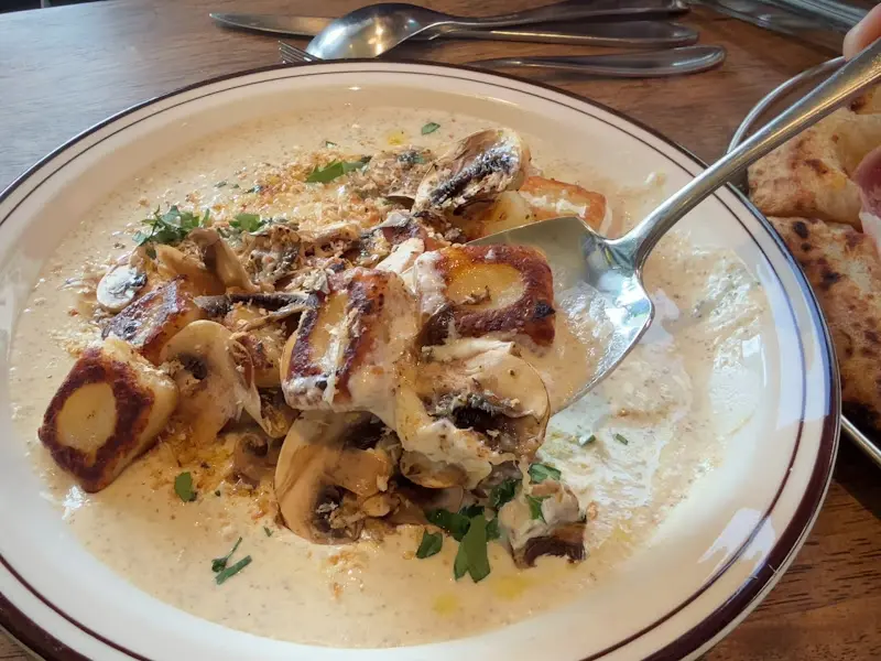 크림 감자 뇨끼의 클로즈업 사진