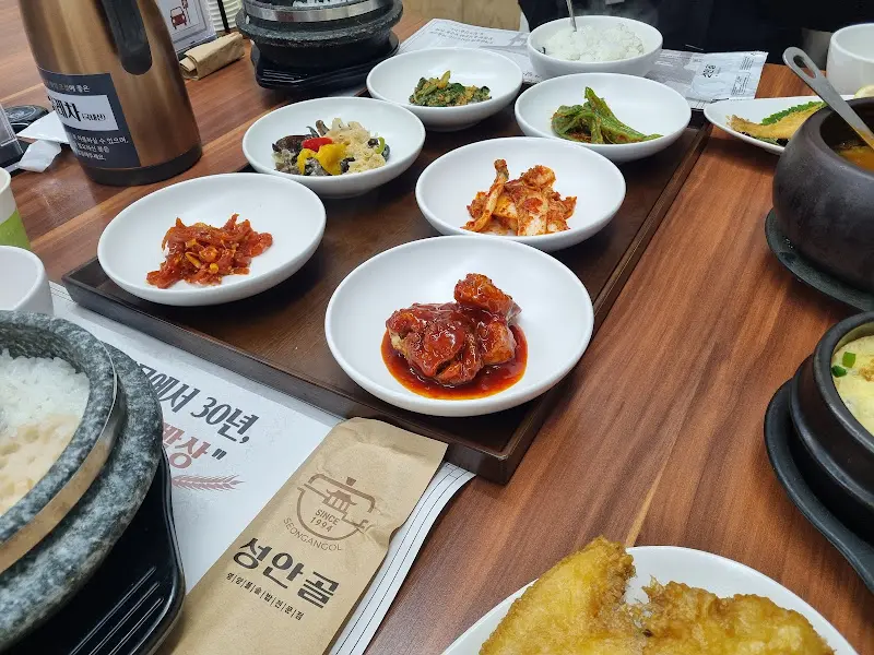 다채로운 반찬 구성