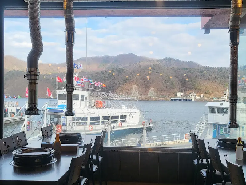 창밖으로 보이는 남이섬 선착장