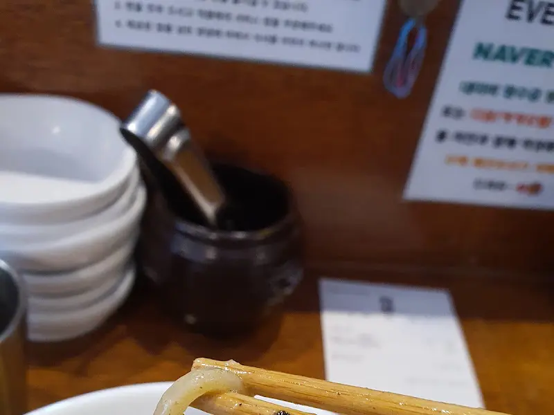 테이블에 놓인 다양한 소스