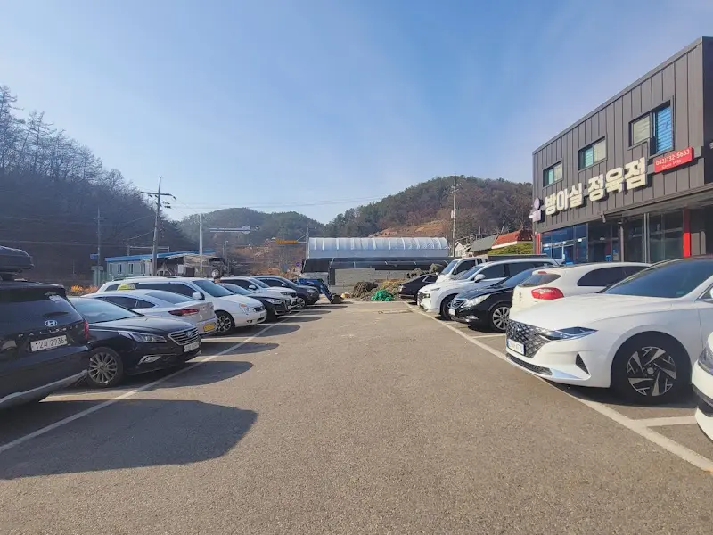 구워진 김치와 돼지고기