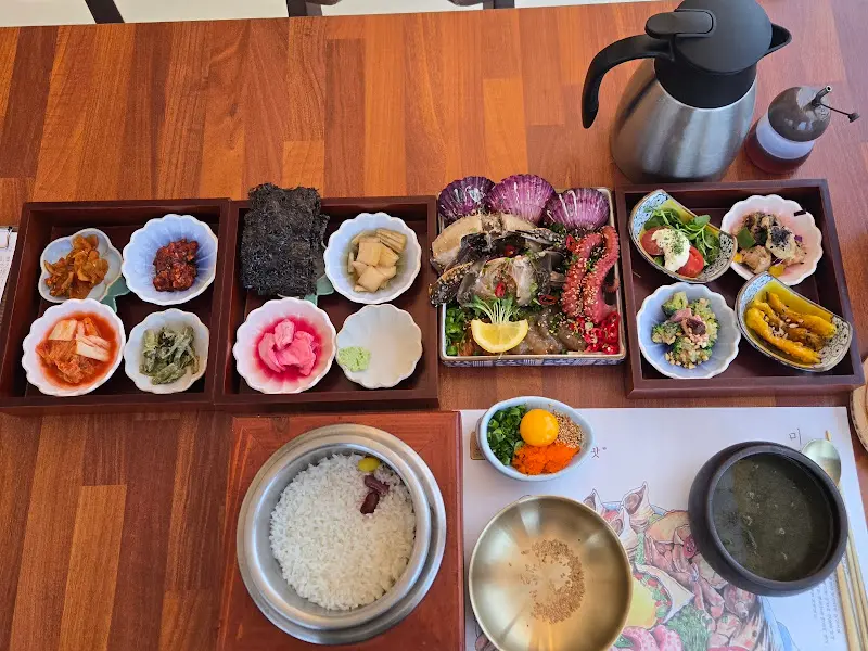 해물장 디테일 컷. 신선한 해산물이 간장 양념에 절여져 있다.