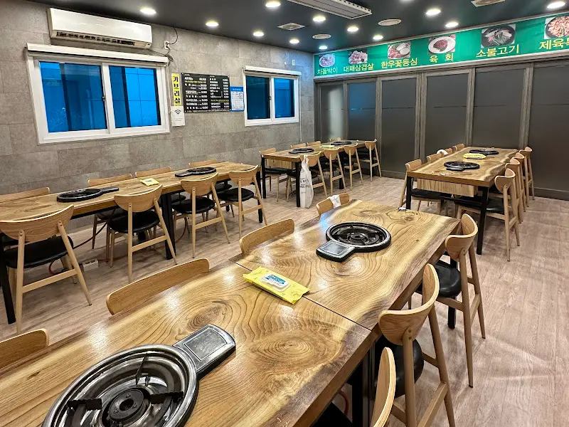 최고집 넓고 깔끔한 매장 내부