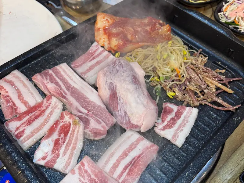 불판 위에서 익어가는 삼겹살