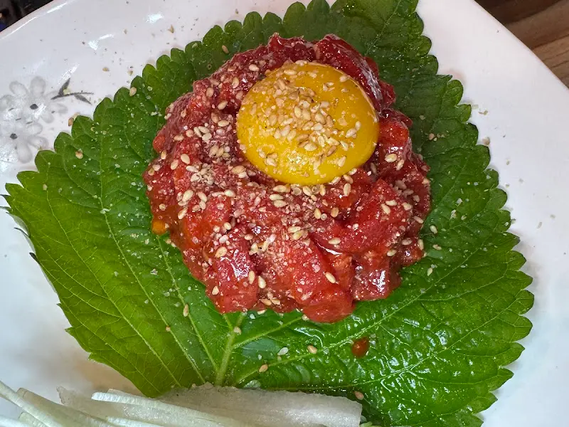 노른자를 톡 터트린 육회