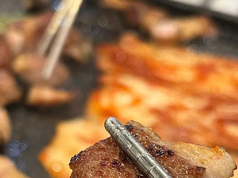 잘 익은 삼겹살 한 점