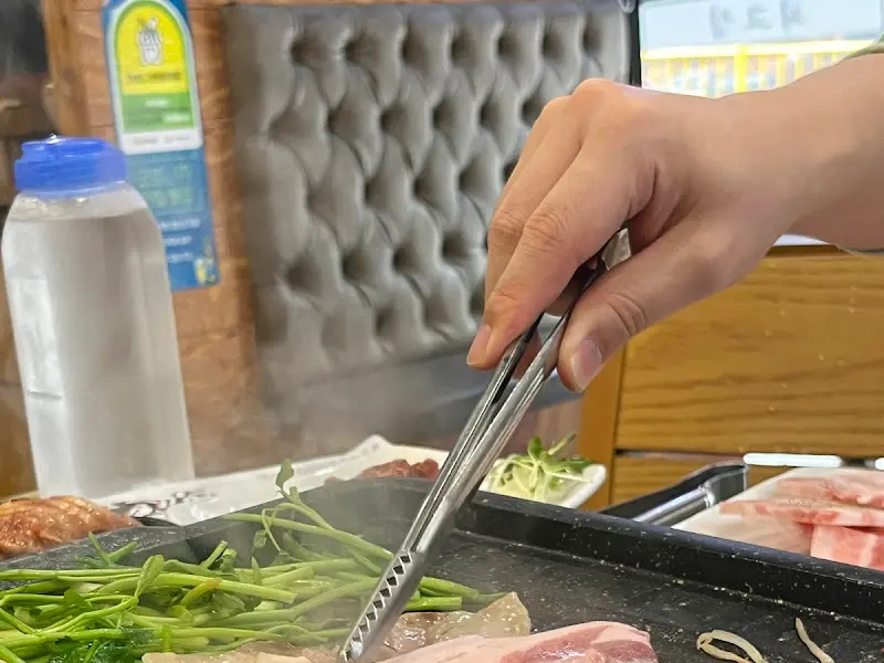 미나리와 함께 삼겹살을 즐기는 모습