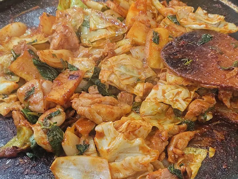 잘 볶아진 닭갈비