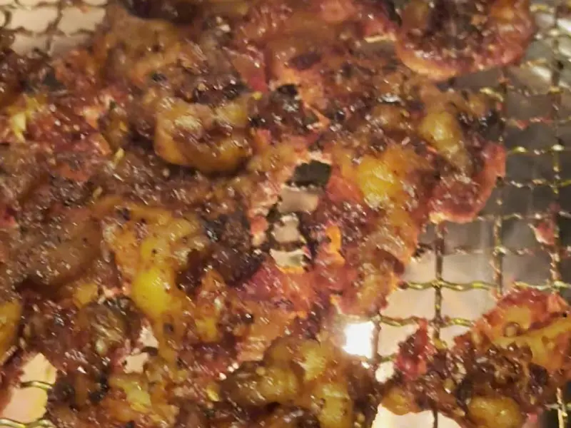 불판 위에서 노릇하게 구워지고 있는 막창의 모습