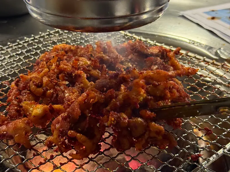 불판 위에서 맛있게 익어가고 있는 닭발의 모습