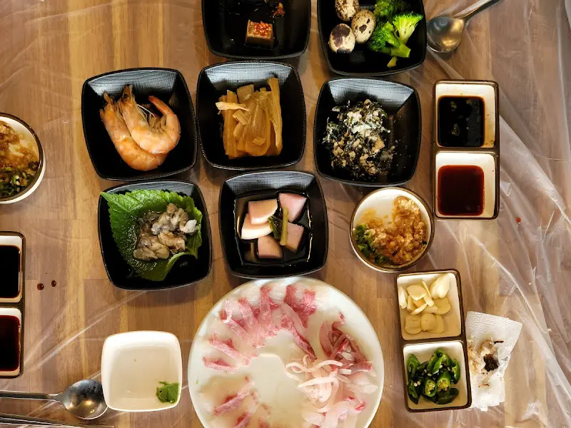 한 상 가득 차려진 참숭어 코스