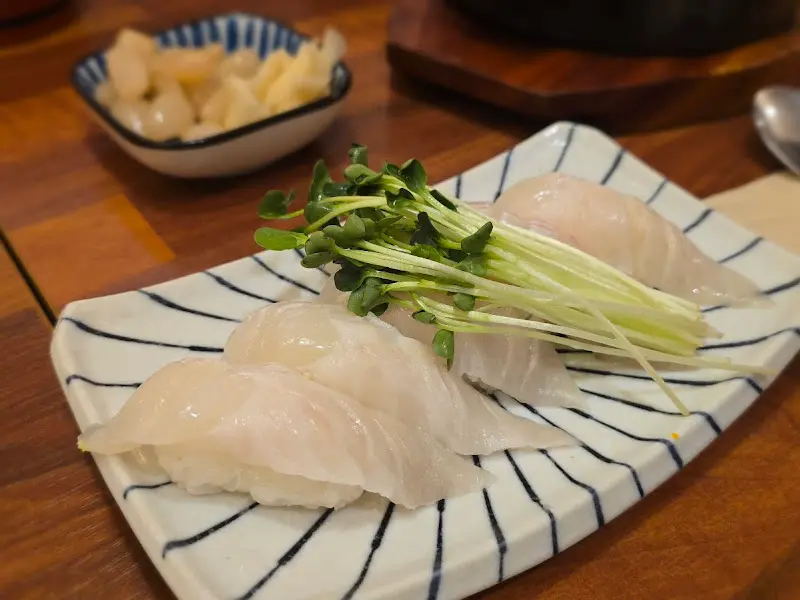 신선한 흰살 생선 스시