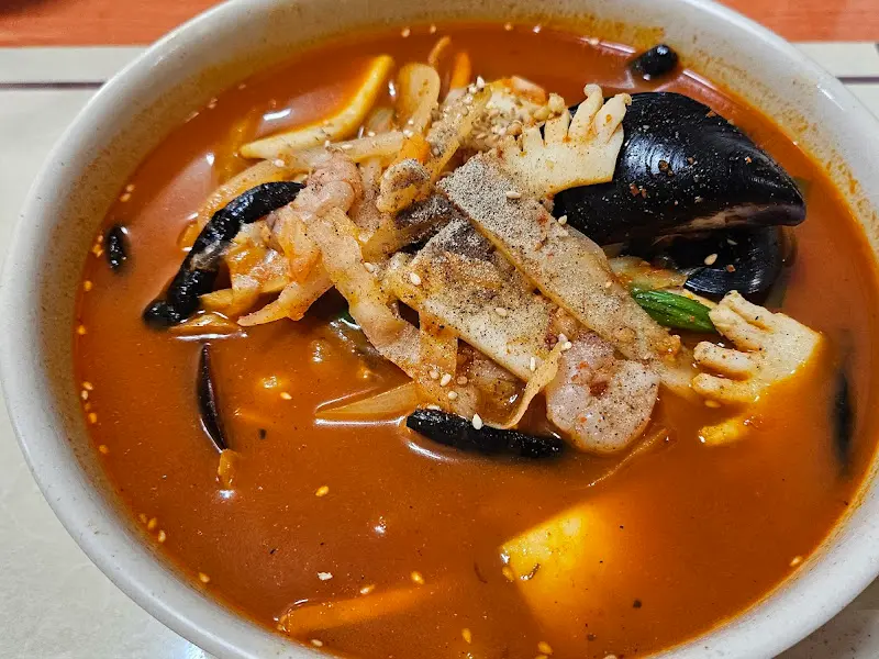 푸짐한 해산물이 들어간 짬뽕