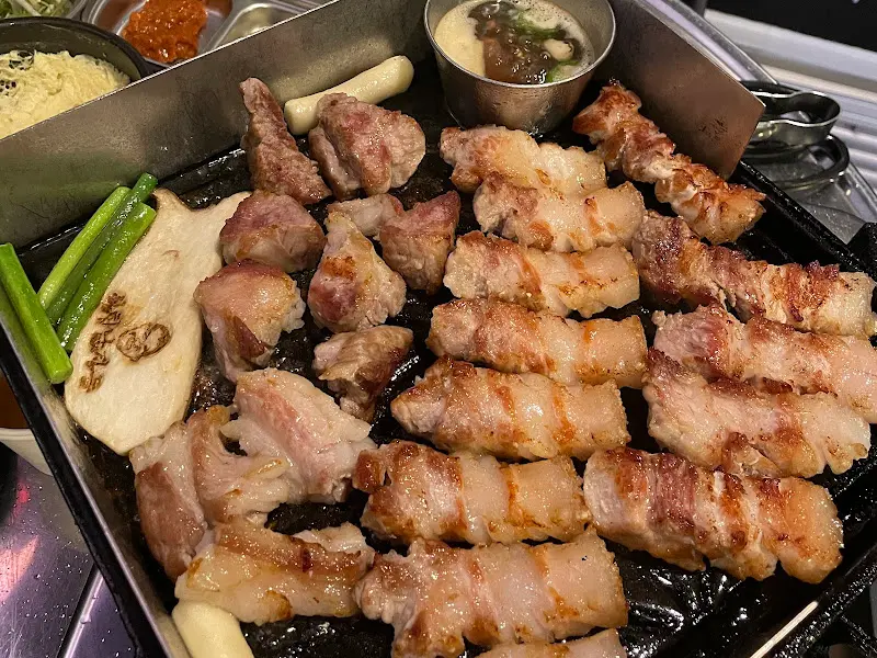 노릇노릇 구워진 오겹살