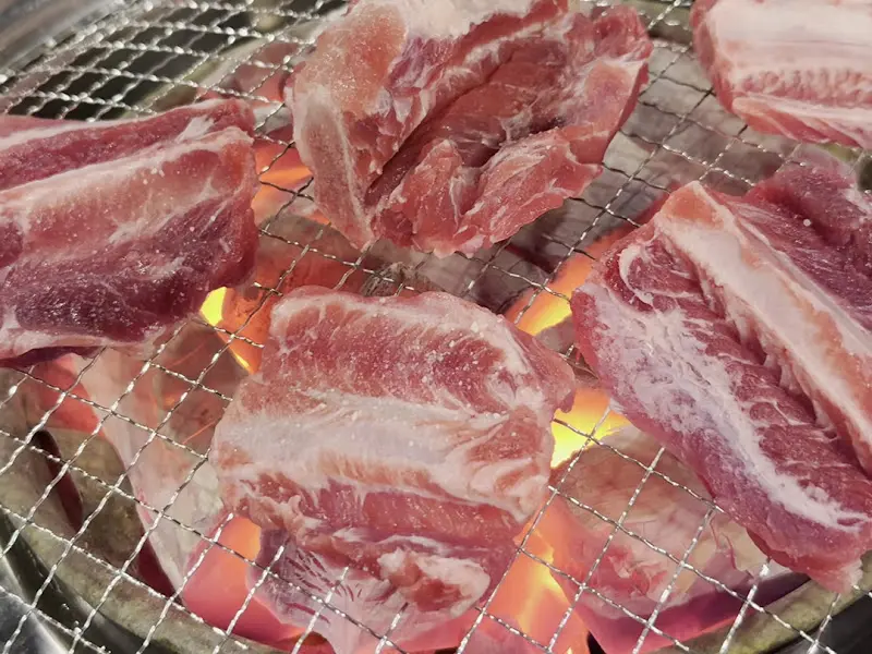 숯불 위에서 구워지는 생갈비 근접샷