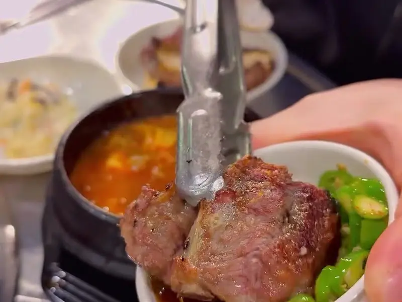 생갈비를 쌈에 싸 먹는 모습