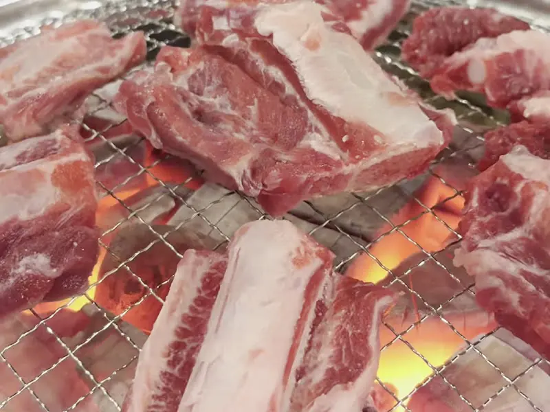 숯불 위에서 구워지는 생갈비