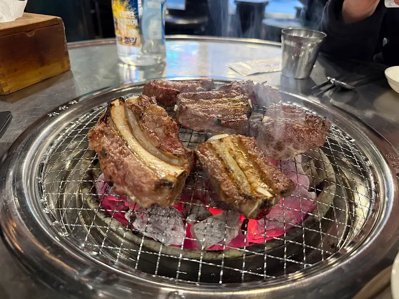 맛있게 구워진 생갈비