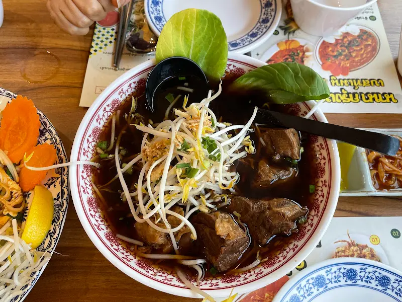 아롱사태 쌀국수의 푸짐한 양과 신선한 재료