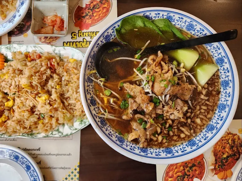 아롱사태 쌀국수와 게살 볶음밥의 완벽한 조합