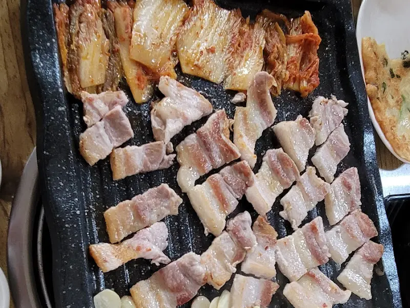 불판 위에서 익어가는 삼겹살