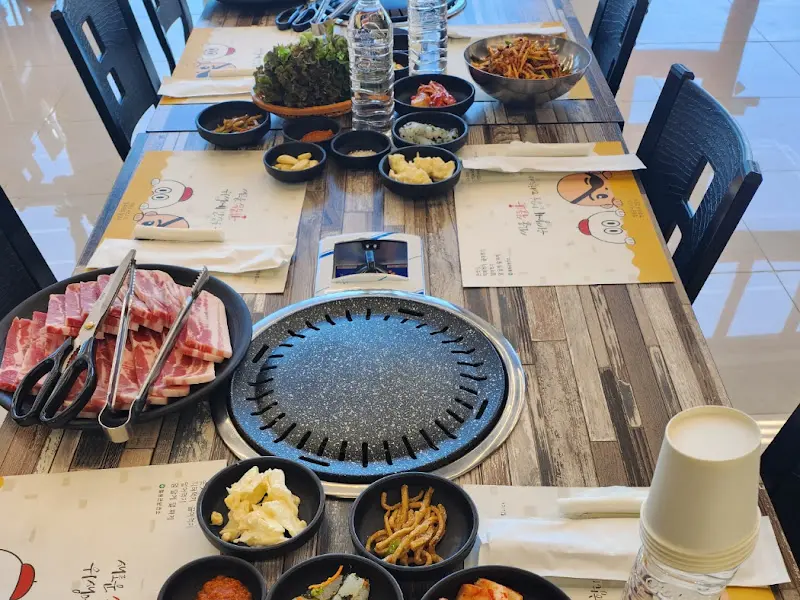 깔끔하게 차려진 삼겹살 테이블 세팅