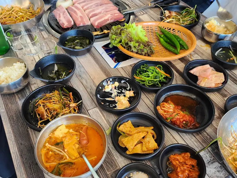 푸짐하게 차려진 삼겹살 한 상