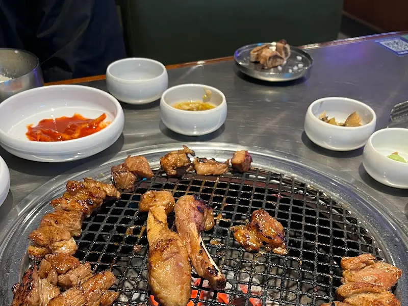 숯불 위에서 익어가는 갈비