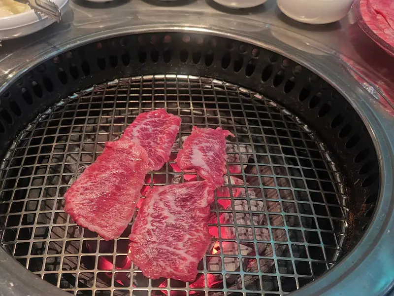 숯불에 구워지는 고기