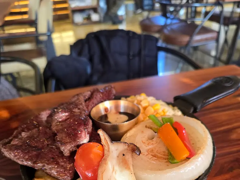 뜨거운 팬 위에서 지글거리는 스테이크