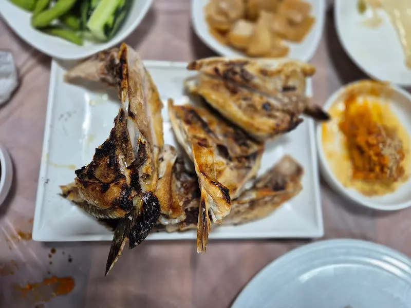 노릇노릇 구워진 생선구이