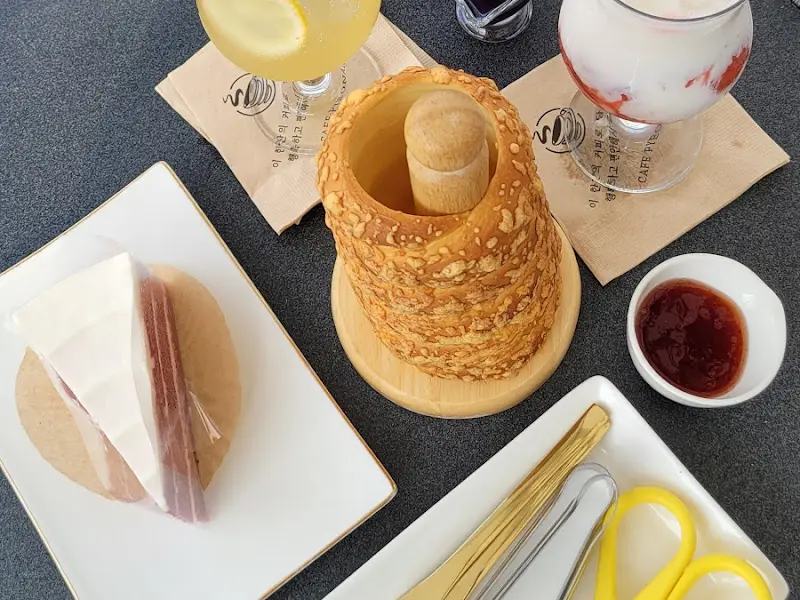 아몬드 뜨르들로와 음료