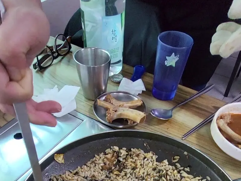 볶음밥 긁어먹기