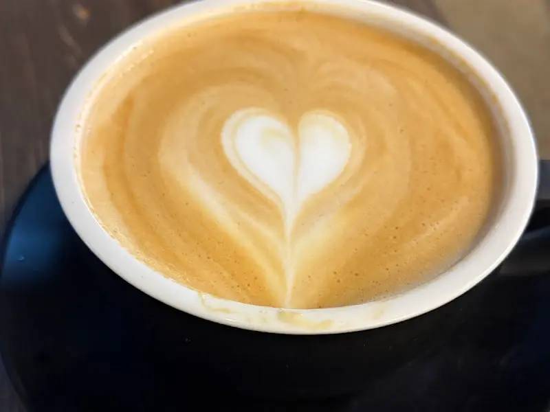 하트 모양 라떼 아트가 인상적인 플랫 화이트