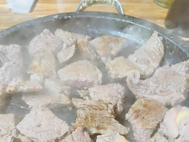 불판 위에서 익어가는 등심