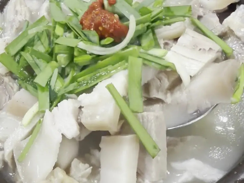 다대기가 올려진 돼지국밥