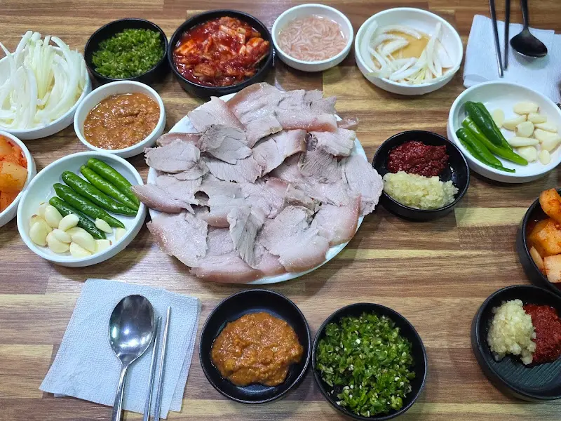 수육과 곁들임 찬