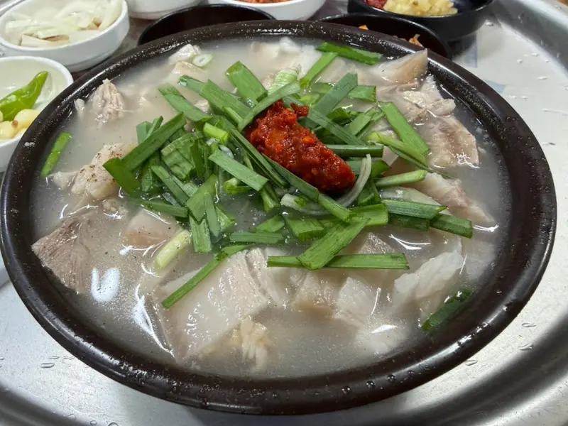 다진 마늘을 넣은 돼지국밥