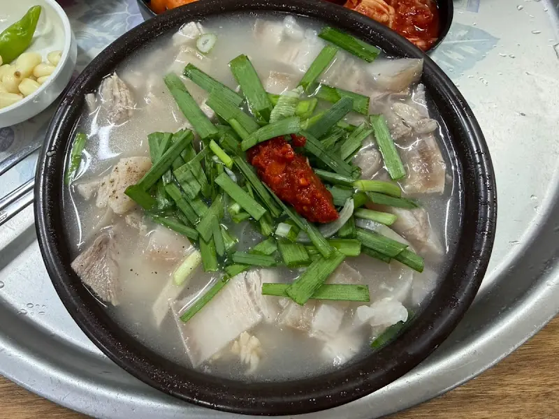 고기와 부추 고명이 푸짐한 돼지국밥