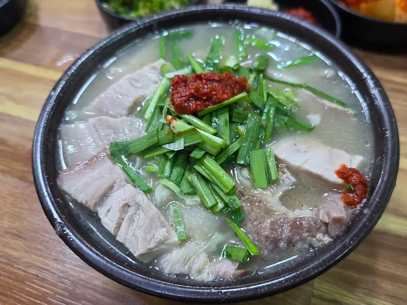 얼큰한 다대기를 푼 돼지국밥