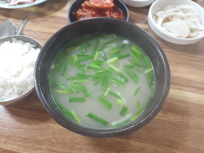 돼지국밥과 밥 한 공기