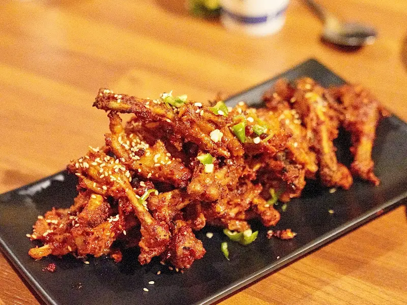 윤기가 흐르는 석쇠 닭발