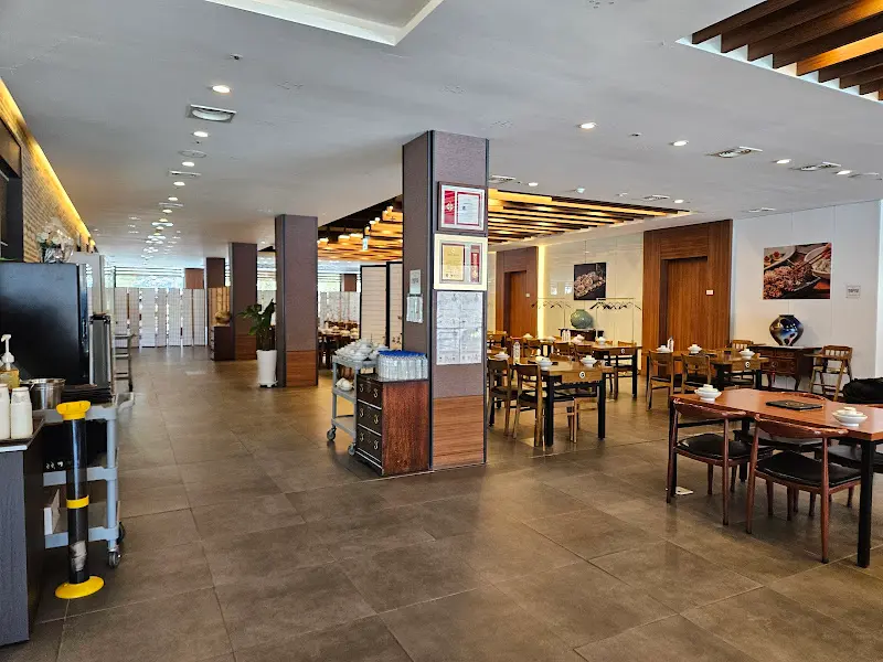 넓고 깔끔한 내부