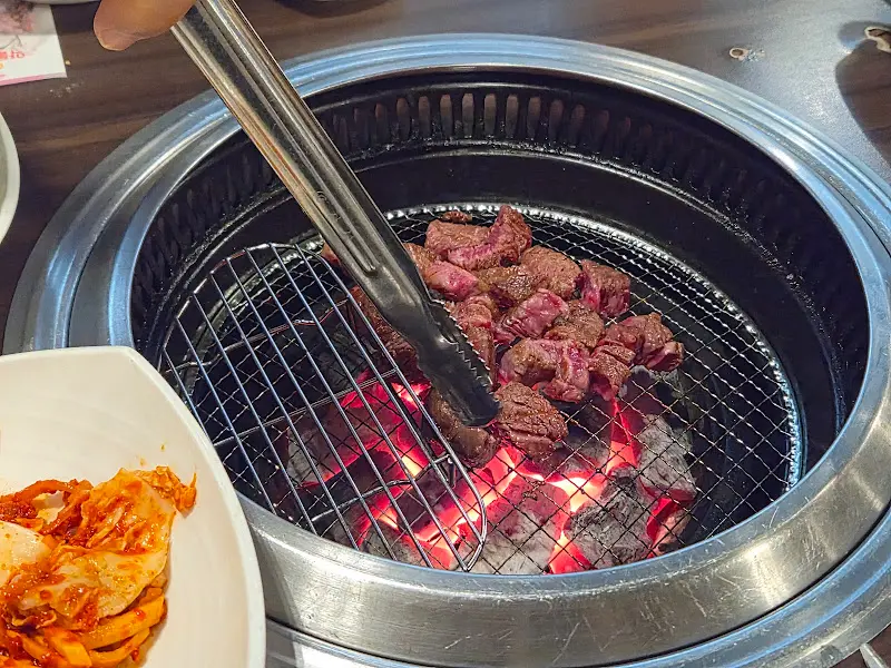 숯불 위에서 익어가는 한우